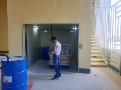 Thang hàng kèm người