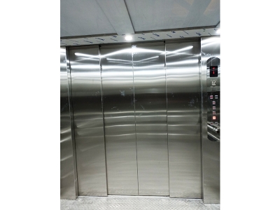 Thang hàng kèm người