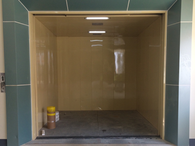 Thang hàng kèm người