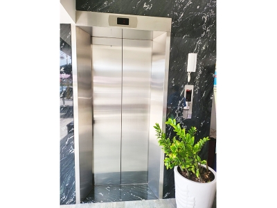 Thang hàng kèm người