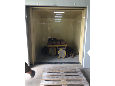 Thang máy chở hàng kèm người